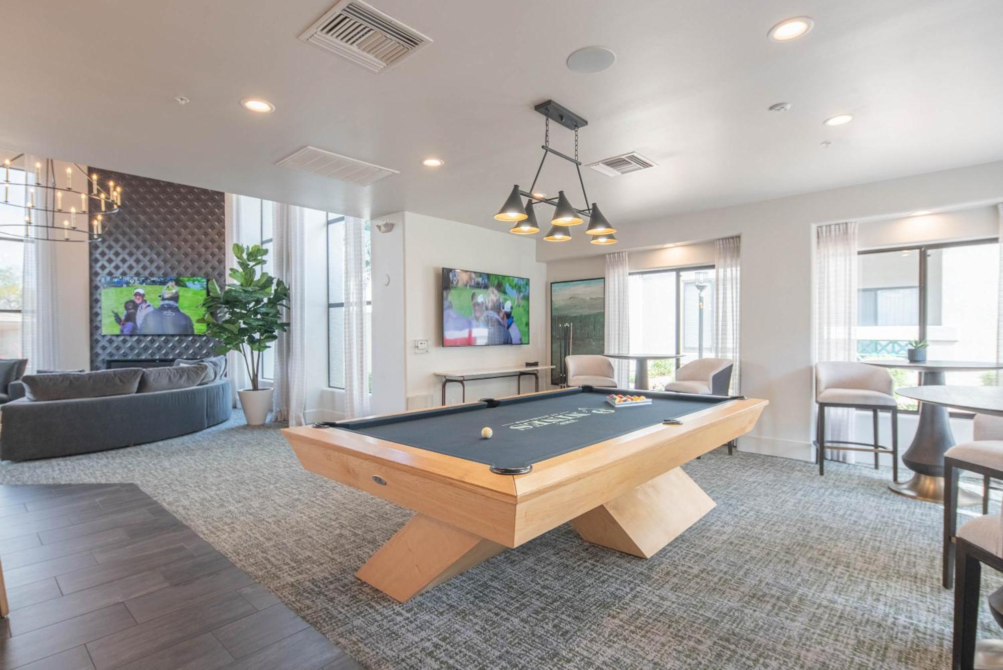 Walkout Patio-views -walk To Upscale Shops &dining - 170 Apartment
